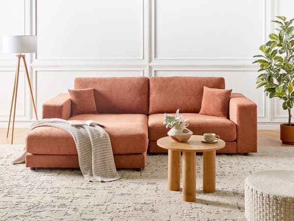Høyrevendt 3-seters Hjørnesofa Rød Stoffpolstring Skinnarmlener Ekstra Puter Minimalistisk Moderne Stil