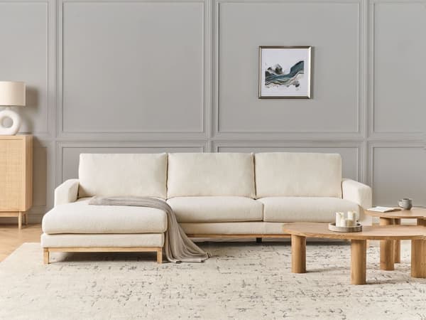 Højrevendt hjørnesofa hvid kraftig boucle beklædning træben stilfuld moderne stil