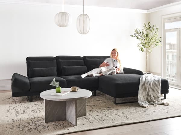 Hjørnesofa med Open End Sort Stof Polyester 4 Personers Sofa med Chaiselong L Formet Sofa Dyb Blød Stofsofa Design Venstrevendt