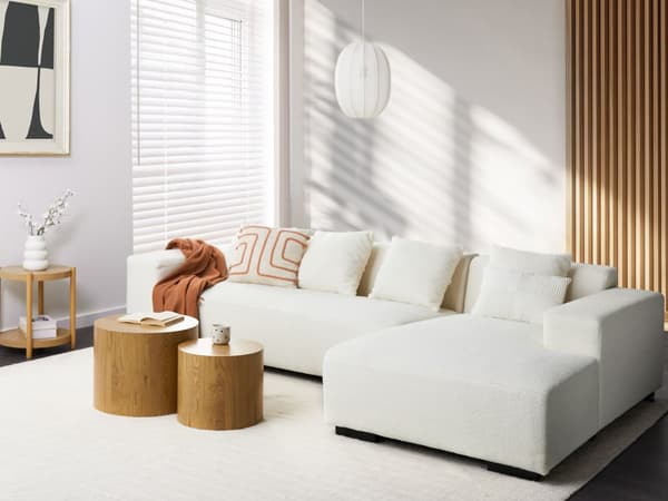 Venstre Hjørnesofa Hvit Boucle L-formet 4-seter med Kasteputer Moderne Design