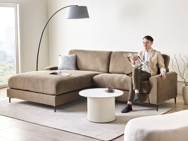 Høyre Hjørnesofa Brunt Stoff Vannavvisende Metall Svart Ben Ferdigbehandlet Rygg 3 Seter L-formet Stue i Moderne Stil
