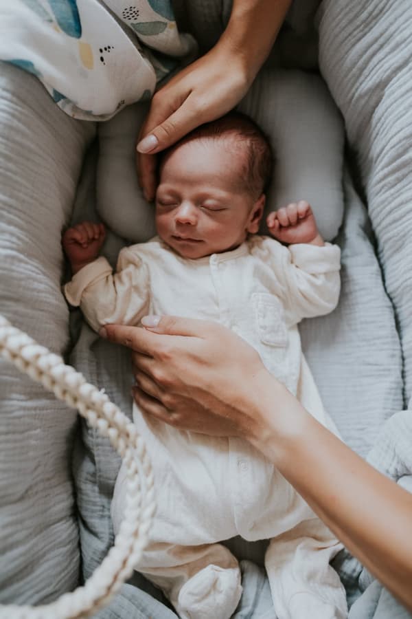 Med stativ och madrass "Moseskorg" – Babykorg i naturmaterial med muslintyg, perfekt för nyfödda Poppy