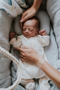 Miniatyrbild 3 av 5: Med stativ och madrass "Moseskorg" – Babykorg i naturmaterial med muslintyg, perfekt för nyfödda Poppy