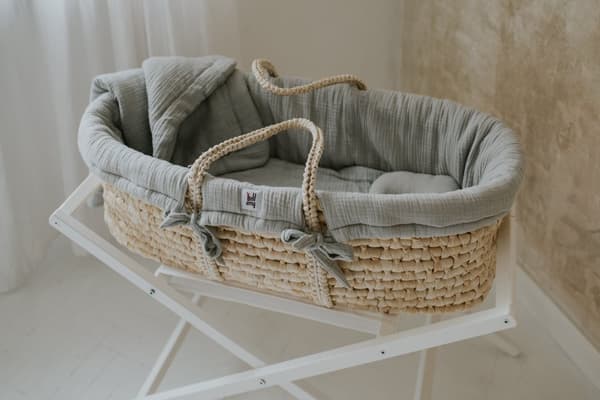Med stativ och madrass "Moseskorg" – Babykorg i naturmaterial med muslintyg, perfekt för nyfödda Poppy