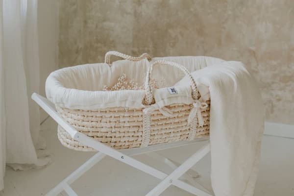 Med stativ og madras "Moses kurv" - Babykurv i naturmateriale med musselinstof, ideel til nyfødte Sne
