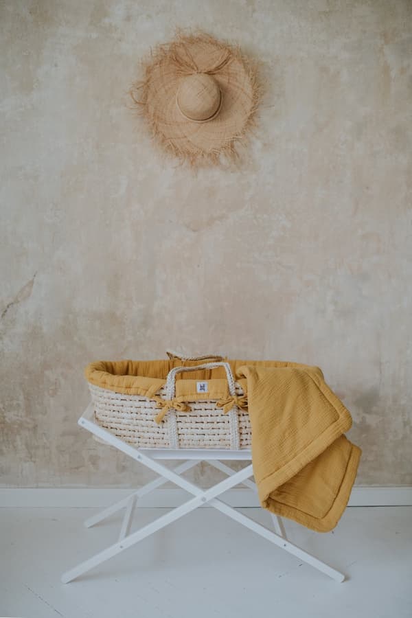 Med stativ og madras "Moses basket" - Babykurv i naturmateriale med musselinstof, perfekt til nyfødte Honey