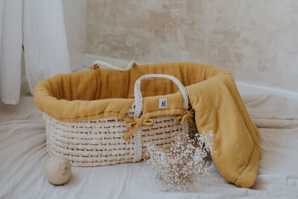 Med stativ og madras "Moses basket" - Babykurv i naturmateriale med musselinstof, perfekt til nyfødte Honey