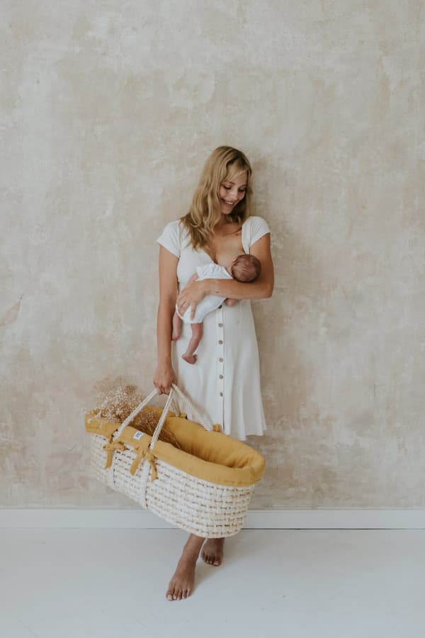 Med stativ og madras "Moses basket" - Babykurv i naturmateriale med musselinstof, perfekt til nyfødte Honey