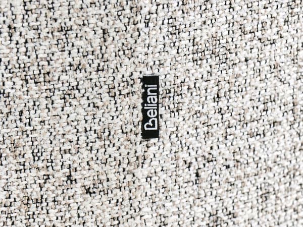 Trepersoners sofa beige moderne stil betrukket med to tekstiler