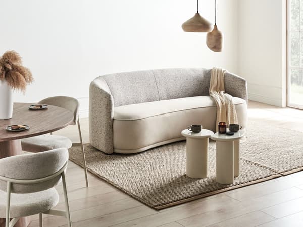 Trepersoners sofa beige moderne stil betrukket med to tekstiler