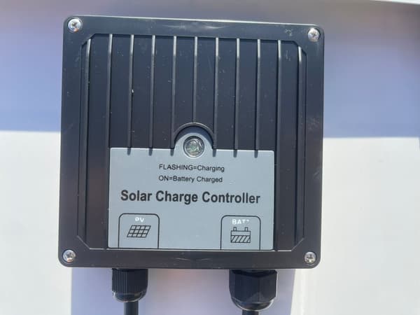 Foldable solar panel of 120 W, 12 volts.