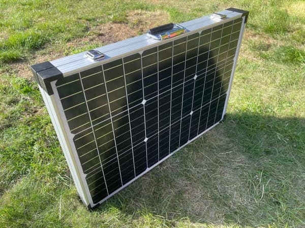 Foldable solar panel of 120 W, 12 volts.