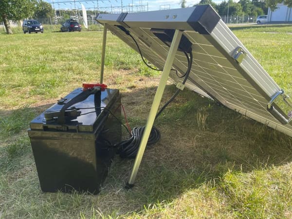 Foldable solar panel of 120 W, 12 volts.