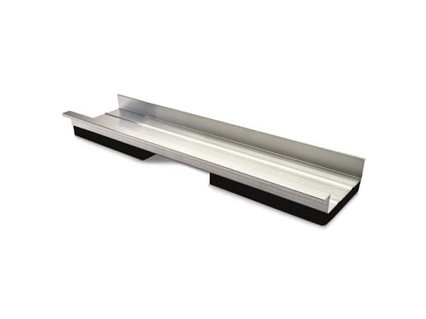 Novotegra ballast bund QE 530 mm til montage på siden af grundskinne profil til at sikker placering af storformat ballast