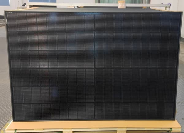 111st 3 hela pallar AUSTA Solcellspaneler AU-108MHB 410 W 46 kW, Svarta