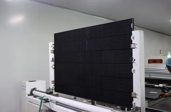 Solpanel, 410W maximal effekt, 21% effektivitet, helt svart design,410W med fäste