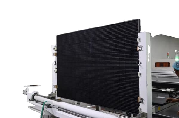 Solpanel, 410W maximal effekt, 21% effektivitet, helt svart design,410W med fäste