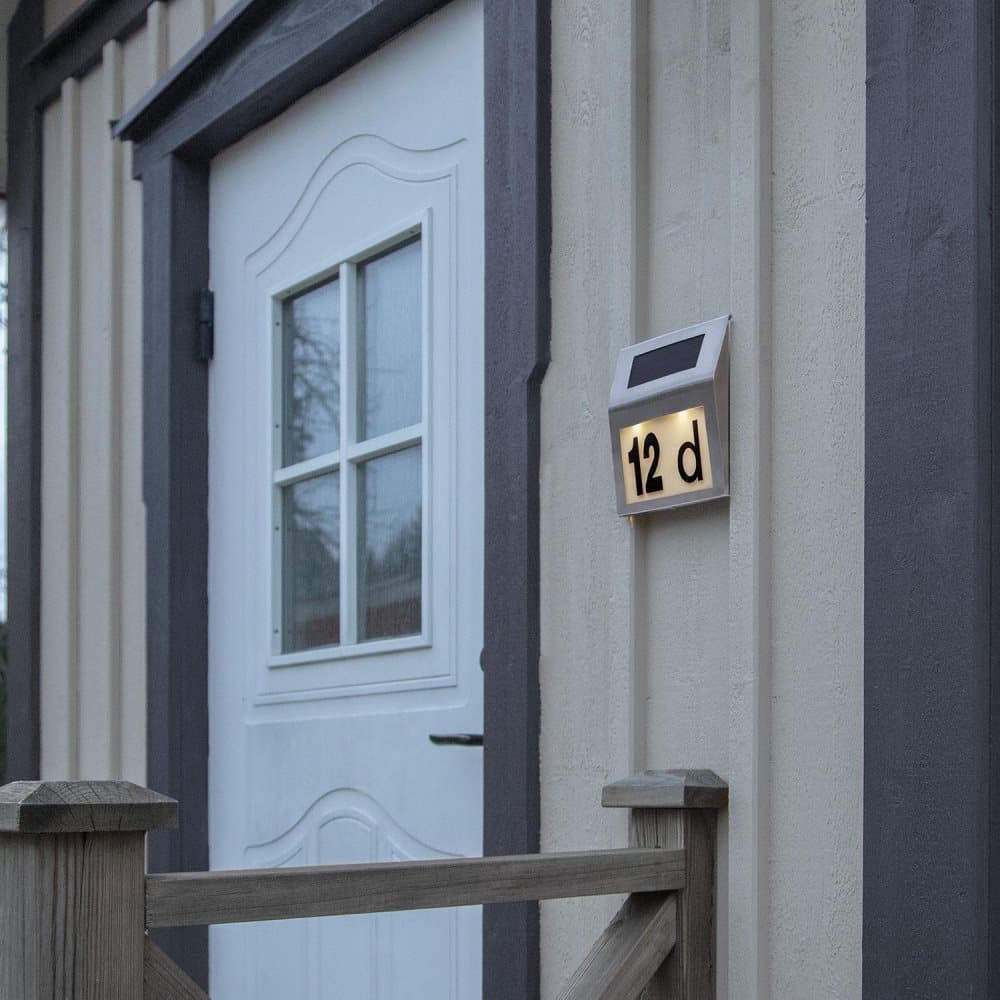 Väggbelysning med möjlighet att sätta på husnummer