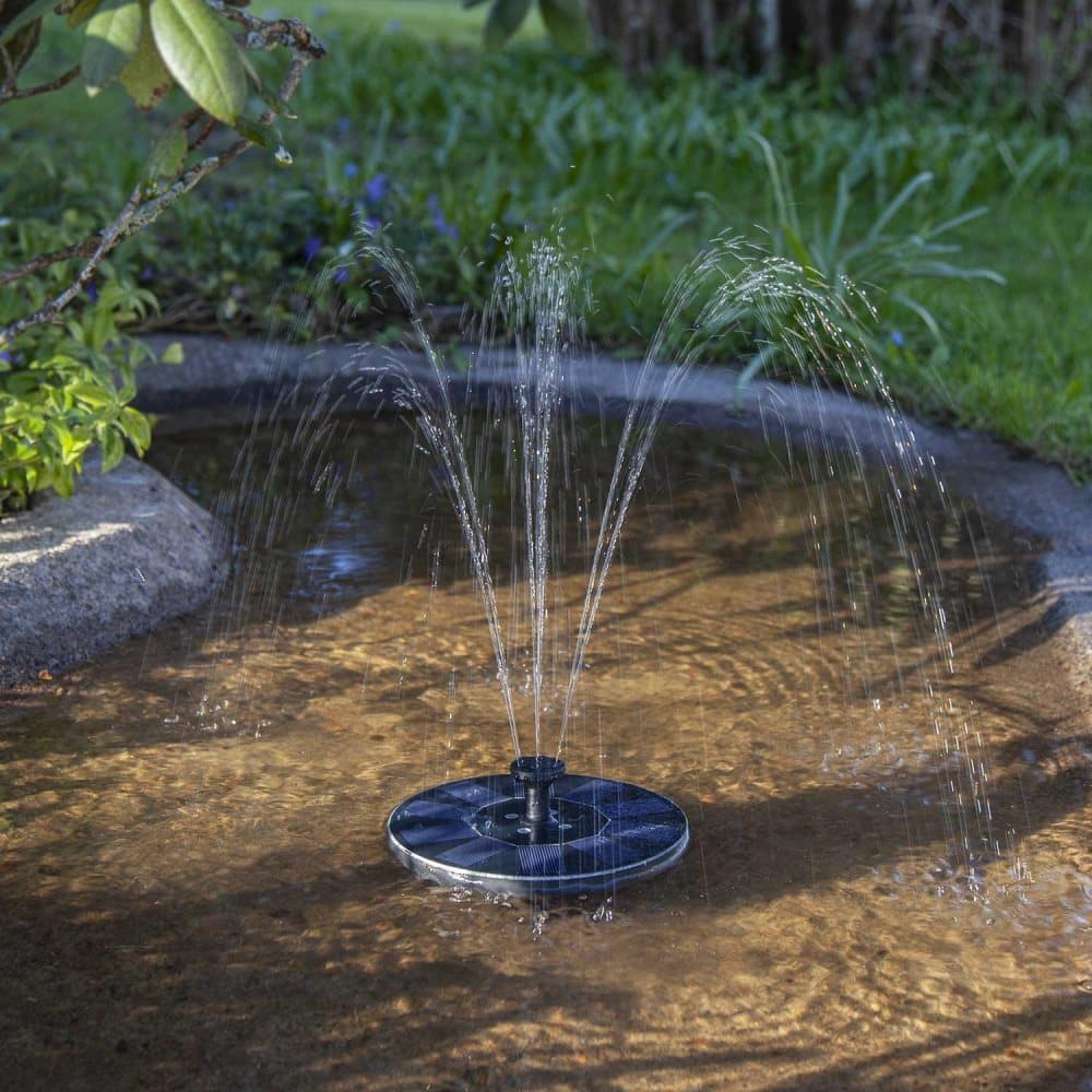 Solcellsdriven fontän med belysning