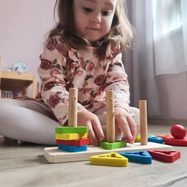 Pinoamislelu, jossa on erilaisia muotoja puusta