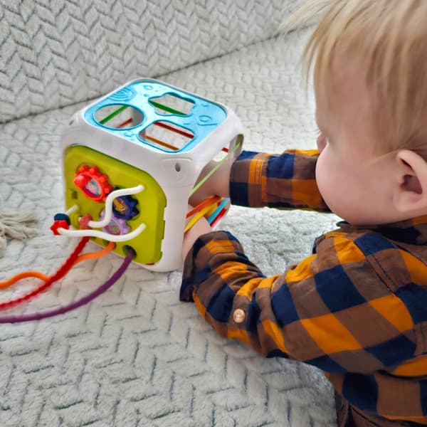 WOOPIE BABY Flexibel Sensorisk Kubsorterare för Barndjur + Skallra 7 st