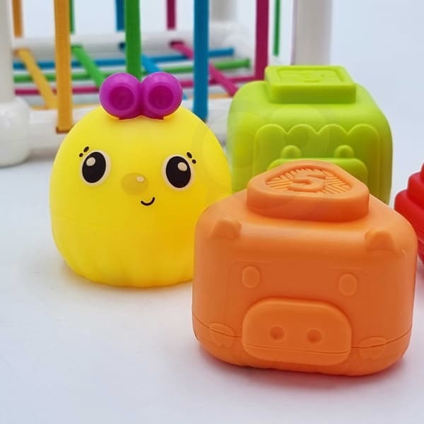 WOOPIE BABY Flexibel Sensorisk Kubsorterare för Barndjur + Skallra 7 st