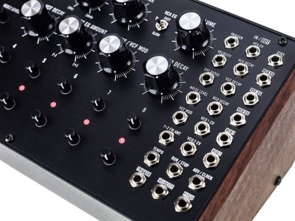 MOOG DFAM Analog synthesizer semi-modulær trommemaskine Sort