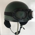 Miniatyrbild 2 av 2: MILITÄRGRÖN RETRO MOPEDHJÄLM POTTHJÄLM VESPAHJÄLM MED SVARTA GOGGLES VURPOLLON