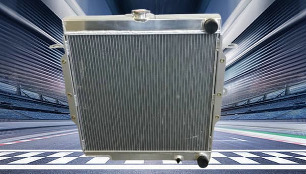 Aluminiumkøler til Toyota Landcruiser 75 Serie, kerne størrelse 500x518mm, indløbs/udløbs størrelse 38mm, kompatibel med manuel transmission.