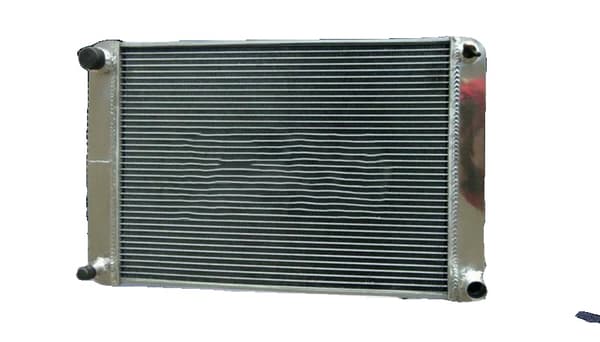 Aluminiumkøler til Triumph TR8, 3-rækket design, kerne størrelse 525mm x 398mm, indgang/udgang 38mm/19mm