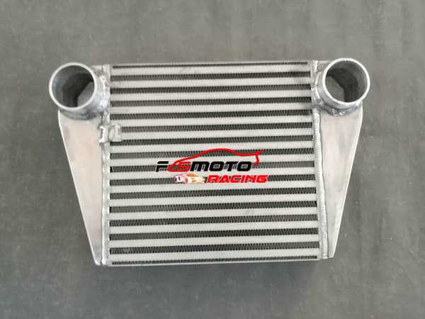 Alumiininen välijäähdytin Mazda RX-7:lle, ydinmitat 470mm x 300mm x 70mm, 2.75 tuuman sisään- ja ulostulo.