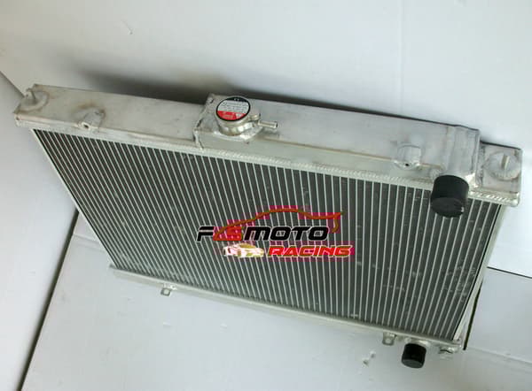 52mm Aluminium Radiator, Forbedret Kølekapacitet, Holdbar Konstruktion, Perfekt Pasform til Nissan Skyline