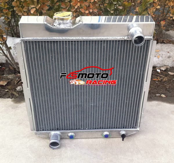 Ford Mustang Radiator, 3-rækket aluminiumdesign, forbedret køleeffektivitet, automatisk transmissionskøler inkluderet
