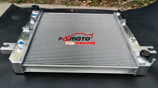 Aluminiumkøler og ventilator, forbedret kølekapacitet, præcis pasform til Jeep Liberty, holdbar TIG-svejset konstruktion.