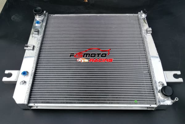 Aluminiumkøler og ventilator, forbedret kølekapacitet, præcis pasform til Jeep Liberty, holdbar TIG-svejset konstruktion.
