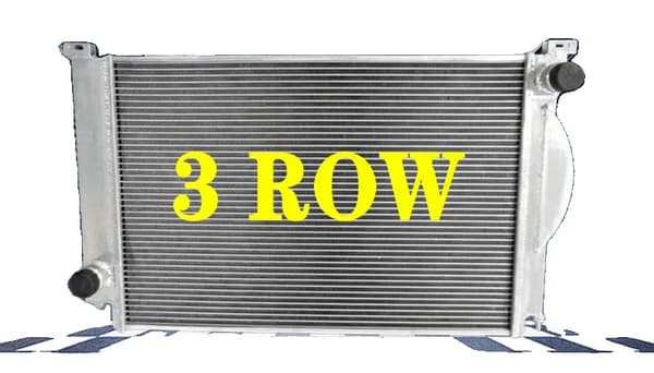 Alumiinijäähdytin Audi S4 B6/B7, 3 rivin muotoilu, ydinmitat 635mm x 448mm, sisään-/uloskäynnit 38mm