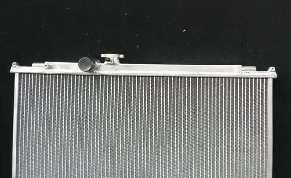 Aluminiumkylare, hållbar legeringskonstruktion, precisionspassform för Toyota Mark 2, förbättrad kylningseffektivitet.