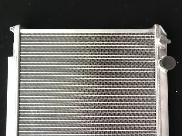 Aluminiumkylare, hållbar legeringskonstruktion, precisionspassform för Toyota Mark 2, förbättrad kylningseffektivitet.