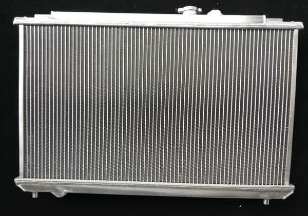 Aluminiumkylare, hållbar legeringskonstruktion, precisionspassform för Toyota Mark 2, förbättrad kylningseffektivitet.