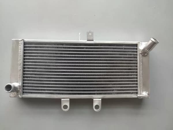 Alumiinijäähdytin, suunniteltu Suzuki Bandit GSF1250 ABS:lle, yhteensopiva Suzuki GSX650F:n kanssa