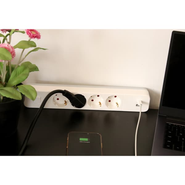 Namron Skjøteledning 4-veis Jord USB-A/C 1,5m Hvit
