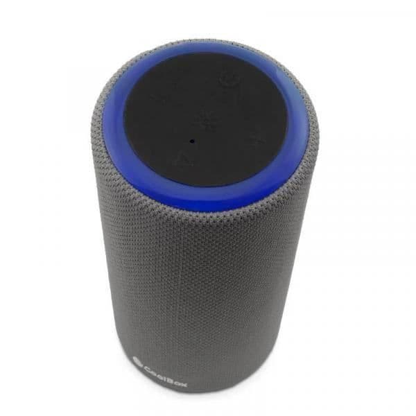 Anslut enkelt till dina enheter via Bluetooth v5.3, aux-ingång eller till och med microSD-kort. Dess design