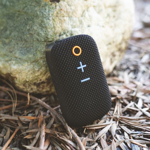 MEE audio BÆRBAR CLIP-ON BLUETOOTH-HØJTTALER MED MAGNET OG HØJTERTELEFON