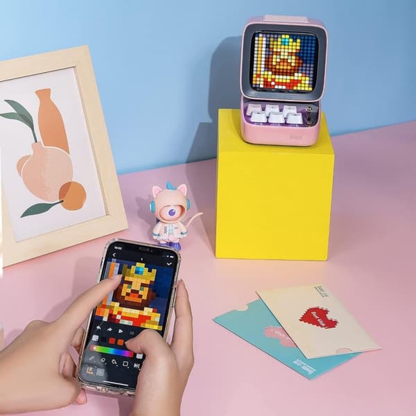 Divoom™ Ditoo Mic - Bærbar højttaler - Med trådløs mikrofon - Pixelart - Pink