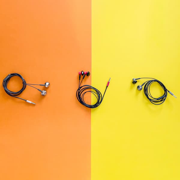 In-ear-hörlurar i metall med 3,5 mm minijack, grå