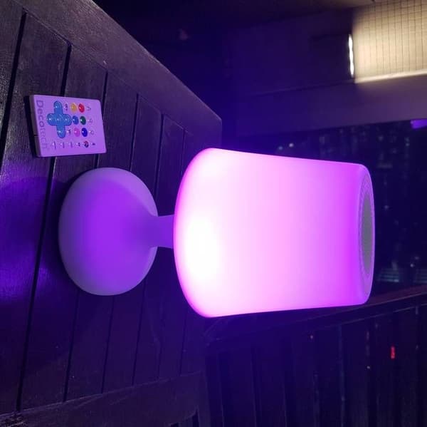 Vattentät flerfärgad Bluetooth®-högtalare i form av en bordslampa LED-teknik och fjärrkontroll