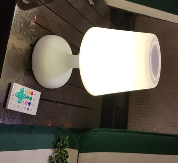 Vattentät flerfärgad Bluetooth®-högtalare i form av en bordslampa LED-teknik och fjärrkontroll
