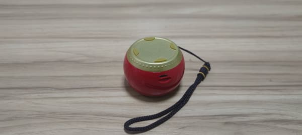 INF Mini Bærbar Bluetooth-højttaler med Trækorn - Rød