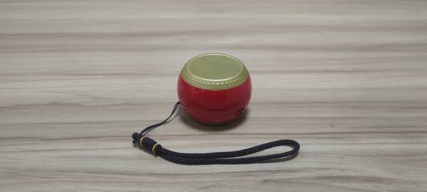 INF Mini Bærbar Bluetooth-højttaler med Trækorn - Rød