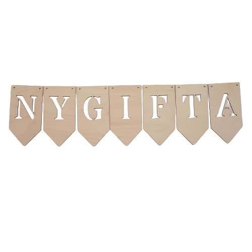 Vimpel i trä "NYGIFTA"